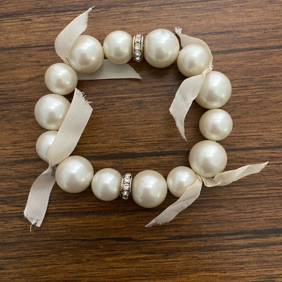 White Faux Pearls Crystals & Ribbons Beaded Stretch Bracelet - Picture 1 of 5